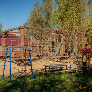 Верёвочный городок и детская площадка на территории «Лагуны Юг»